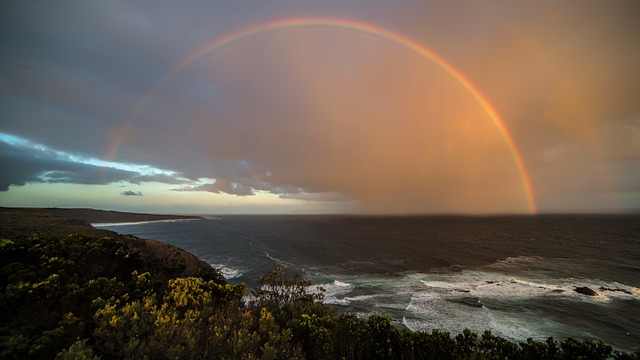 Ein Regenbogen an der Küste von Hawai´i